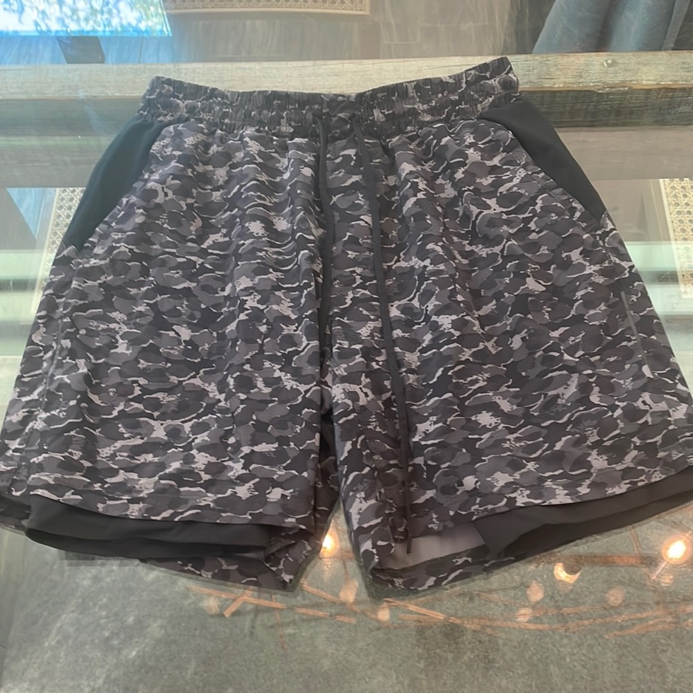 Men’s Lululemon Compression Lined Shorts. 7” Inseam. Size L.
